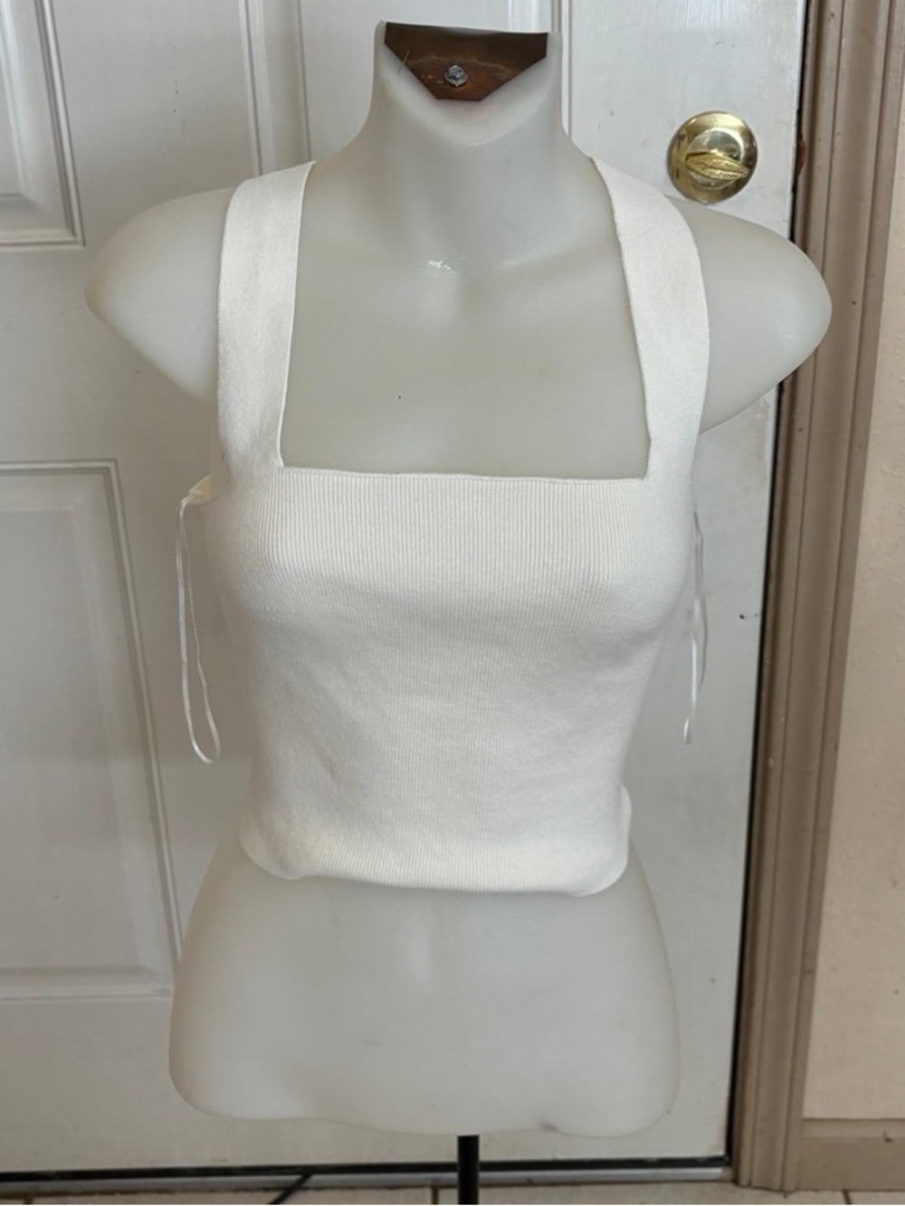 Small LE LIS Cream Ribbed Knit square neck cut-out back/tie Cami.  In EUC!